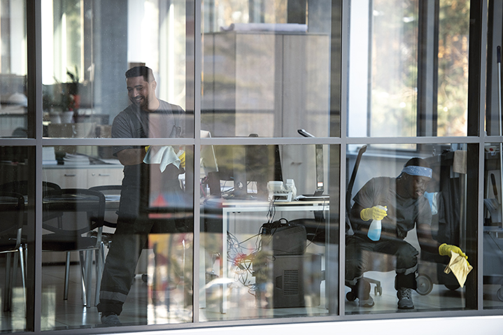 full-shot-smiley-man-cleaning-window